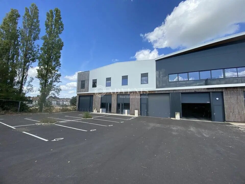 Light Industrial in Plaisir for sale Building Photo- Image 1 of 9