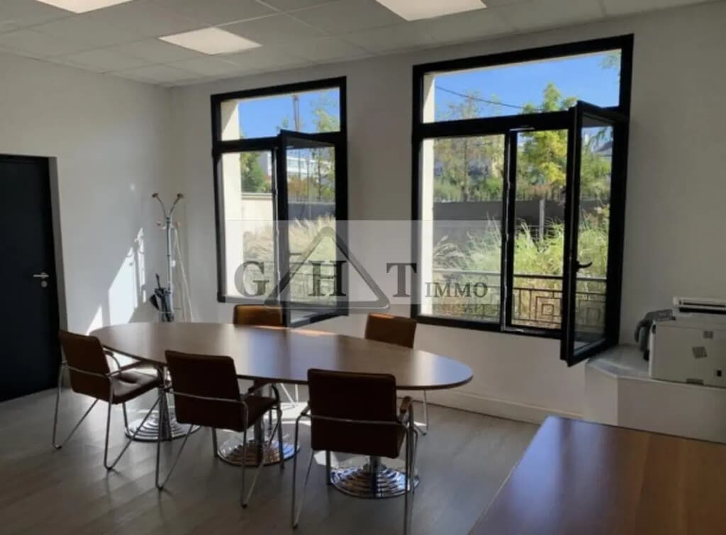 Location Bureaux 97 m² - Photo 1