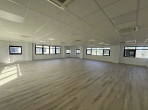 350 Avenue Jean-René Guillibert Gautier De La Lauzière, Aix-en-Provence to rent Interior Photo- Image 2 of 2