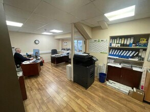 Yspitty Rd, Llanelli to rent Interior Photo- Image 2 of 5