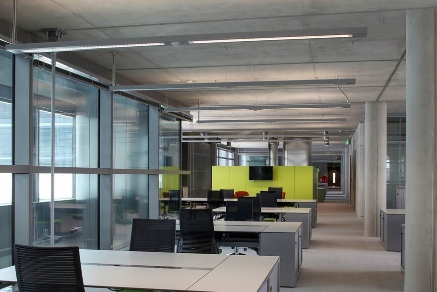 Engineers Way, Wembley to rent - Building Photo - Image 3 of 8