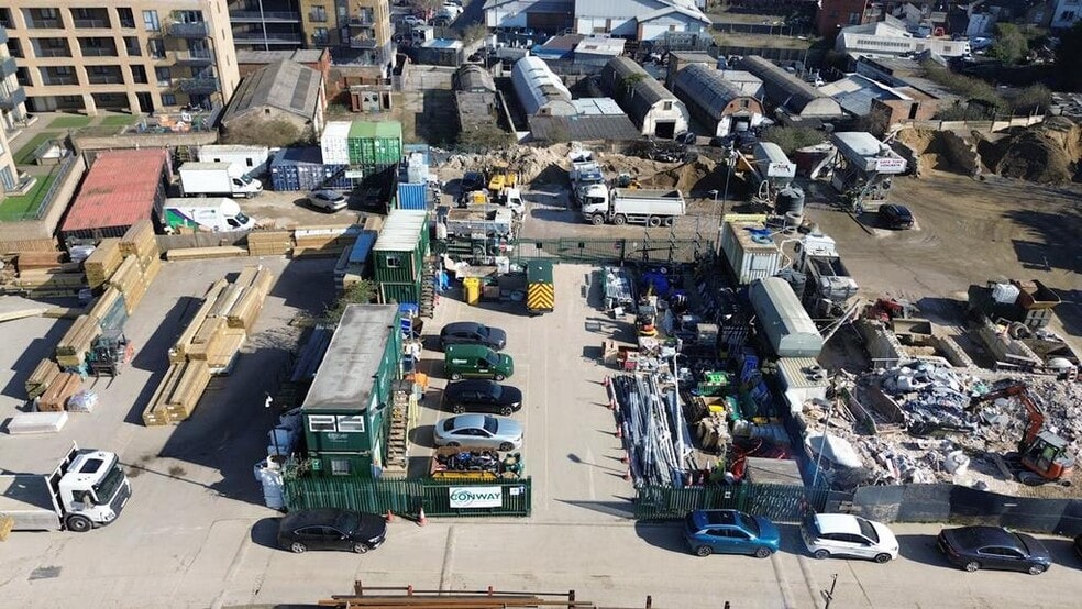 Trout Rd, West Drayton to rent - Building Photo - Image 3 of 12