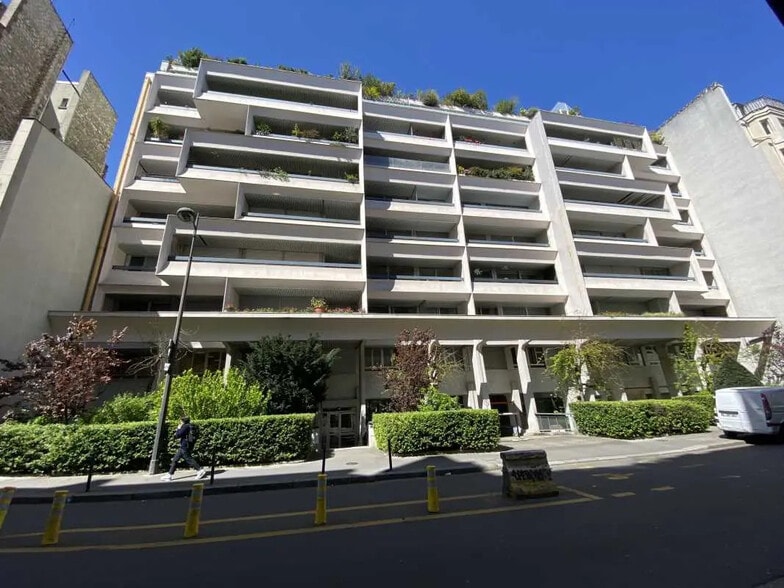 Build-to-Rent in Paris for sale - Building Photo - Image 1 of 10