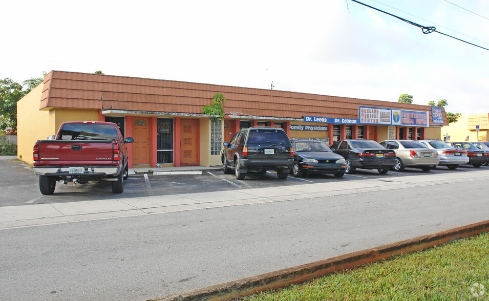 4406-4420 W Oakland Park Blvd, Lauderdale Lakes, FL for rent - Building Photo - Image 2 of 3