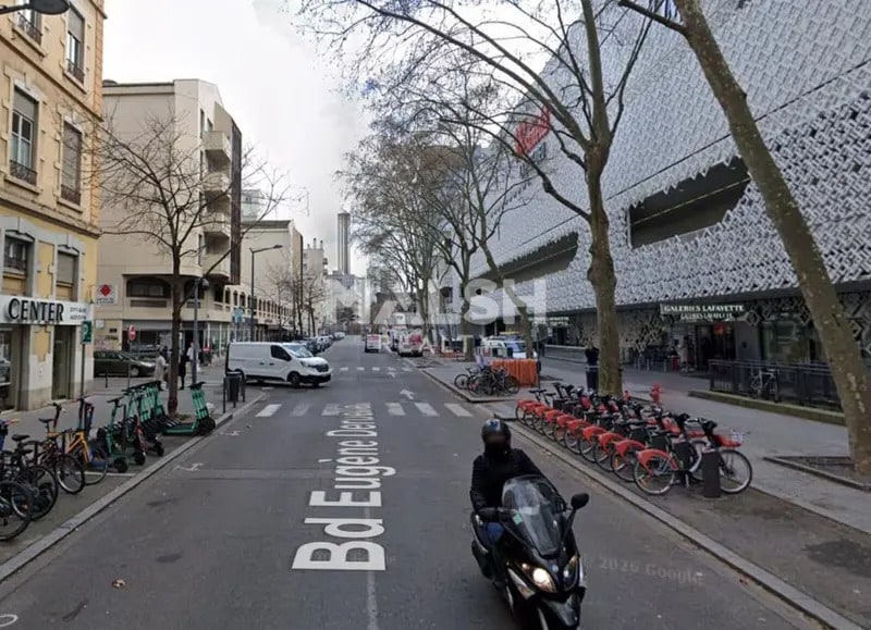 Retail in Lyon to rent Building Photo- Image 1 of 9