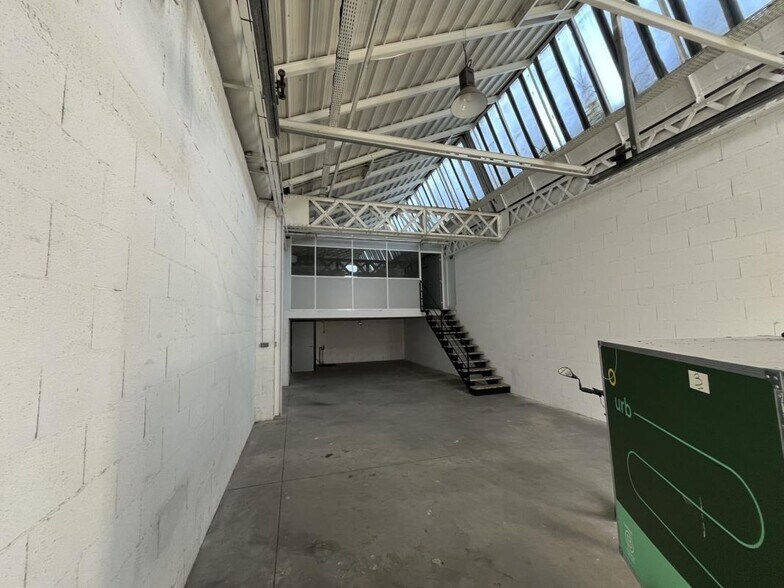 Light Industrial in Vénissieux to rent - Interior Photo - Image 2 of 10