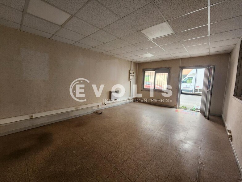 10 Avenue Docteur Schweitzer, Meyzieu to rent - Interior Photo - Image 3 of 16