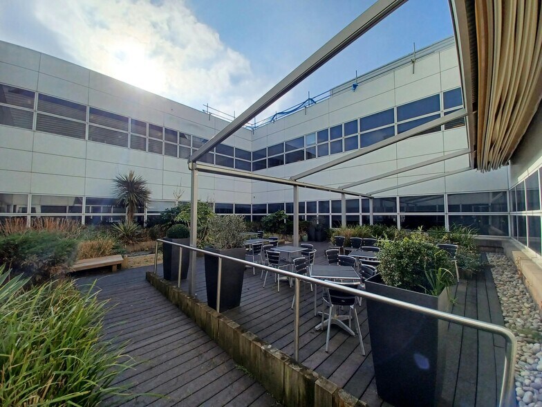 Oldbury, Bracknell to rent - Building Photo - Image 3 of 10