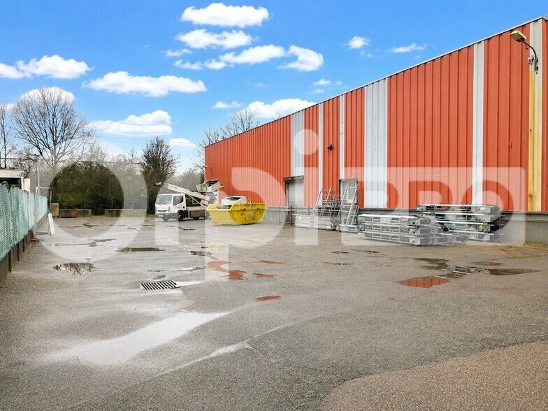 Light Industrial in Coignieres to rent - Building Photo - Image 2 of 4