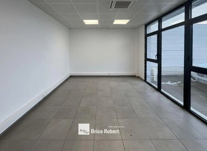 Office in Genas to rent - Building Photo - Image 3 of 4