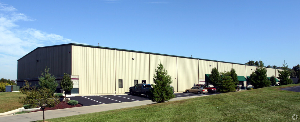 111-117 Avalon Industrial Pky, Wentzville, MO for rent - Building Photo - Image 2 of 5