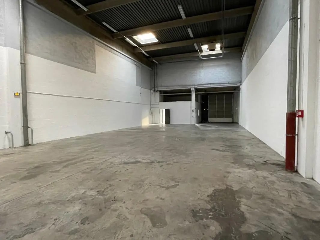 Light Industrial in Osny to rent Interior Photo- Image 1 of 6