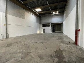 Light Industrial in Osny to rent Interior Photo- Image 1 of 6