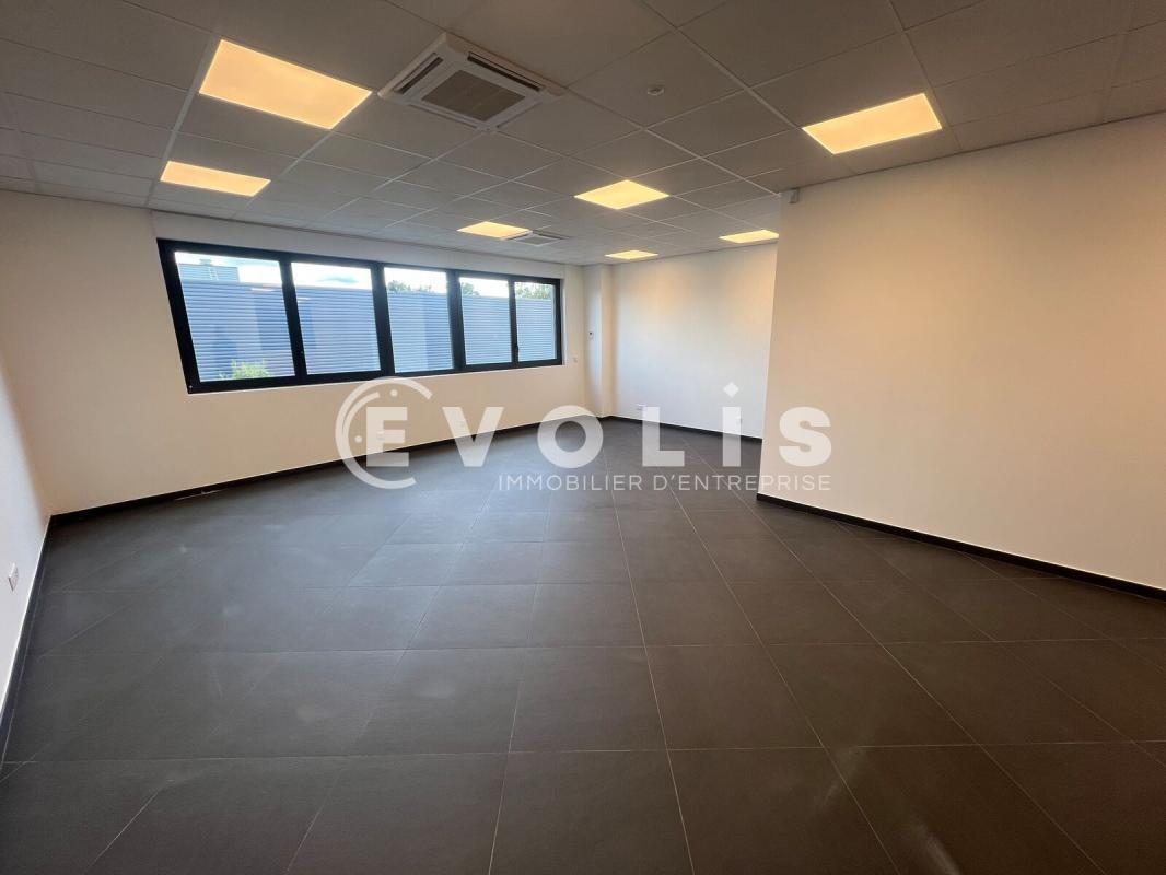 Office in Saint-Pierre-du-Perray to rent Interior Photo- Image 1 of 6