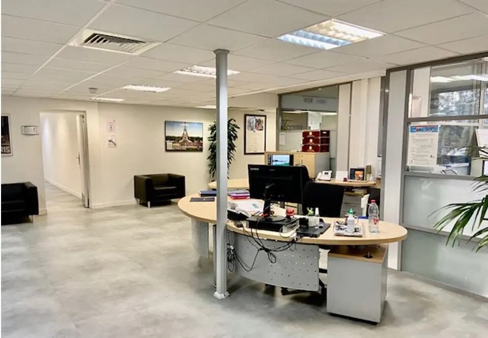 Office in Saint-Cloud to rent Building Photo- Image 1 of 9