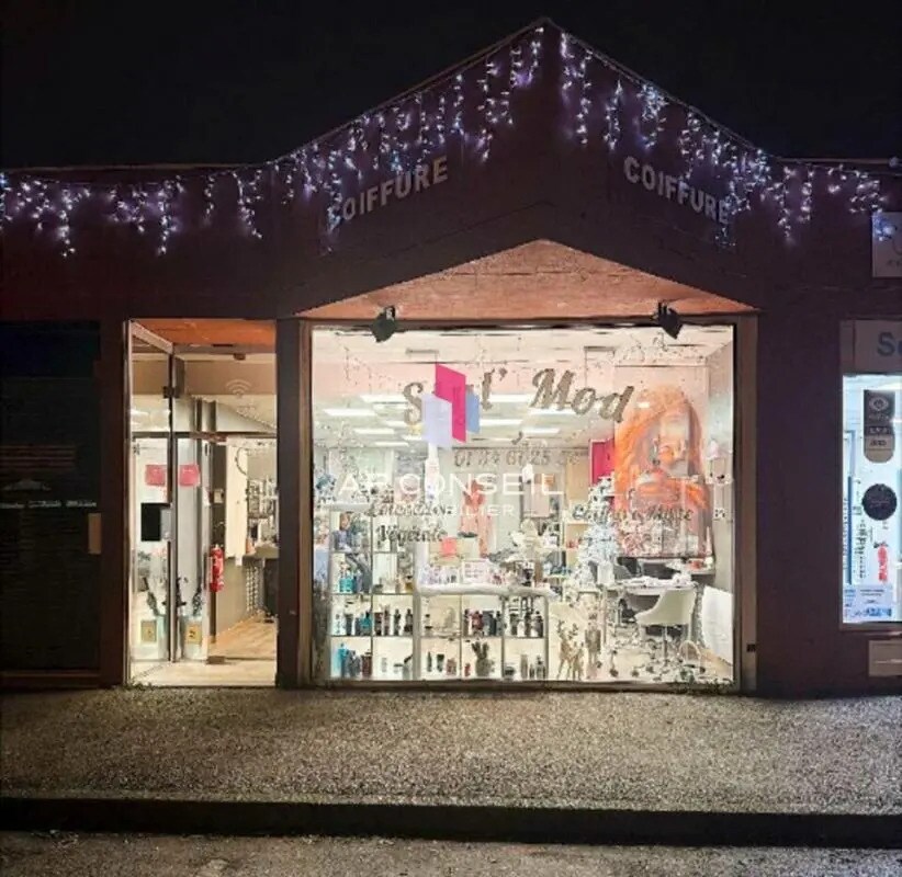 Retail in Le Mesnil-Saint-Denis for sale Primary Photo- Image 1 of 2