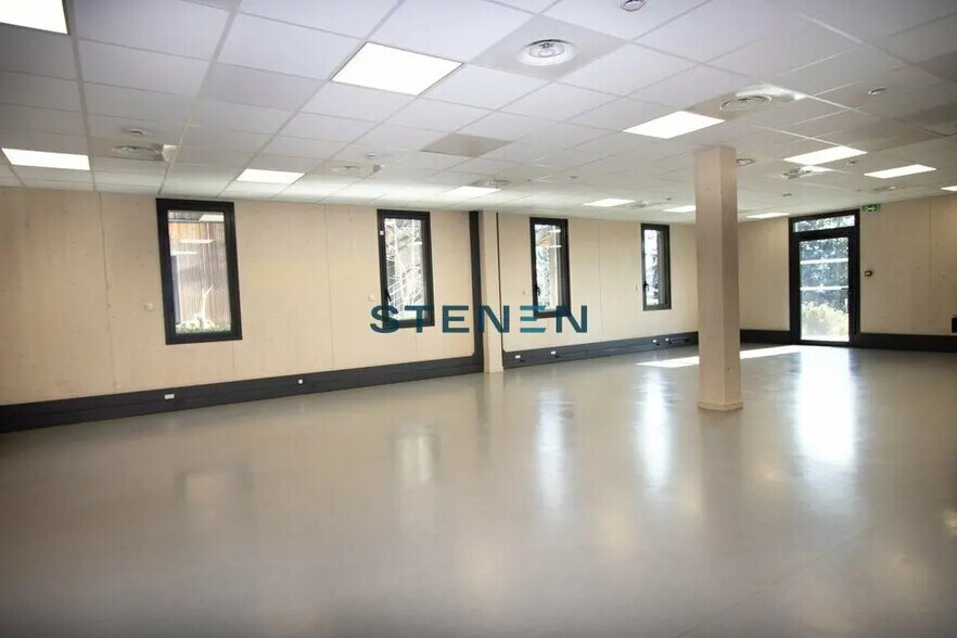 Office in Aix-en-Provence to rent - Building Photo - Image 2 of 10