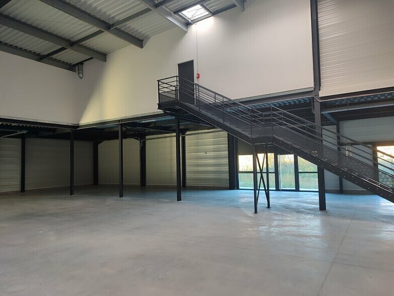 Light Industrial in Saint-Quentin-Fallavier to rent - Interior Photo - Image 2 of 9