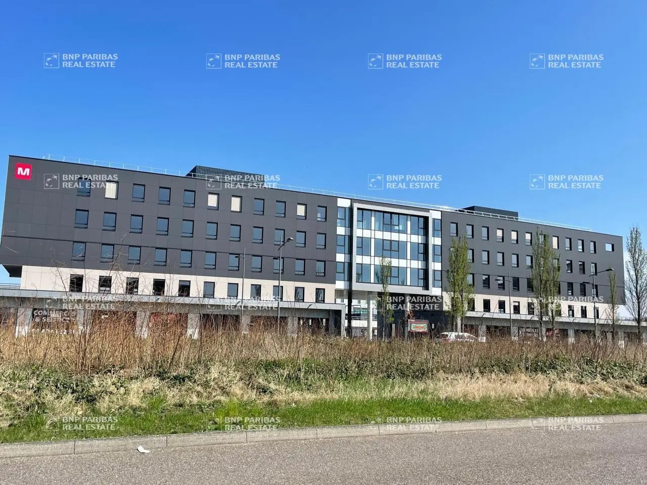 Retail in  to rent Building Photo- Image 1 of 28