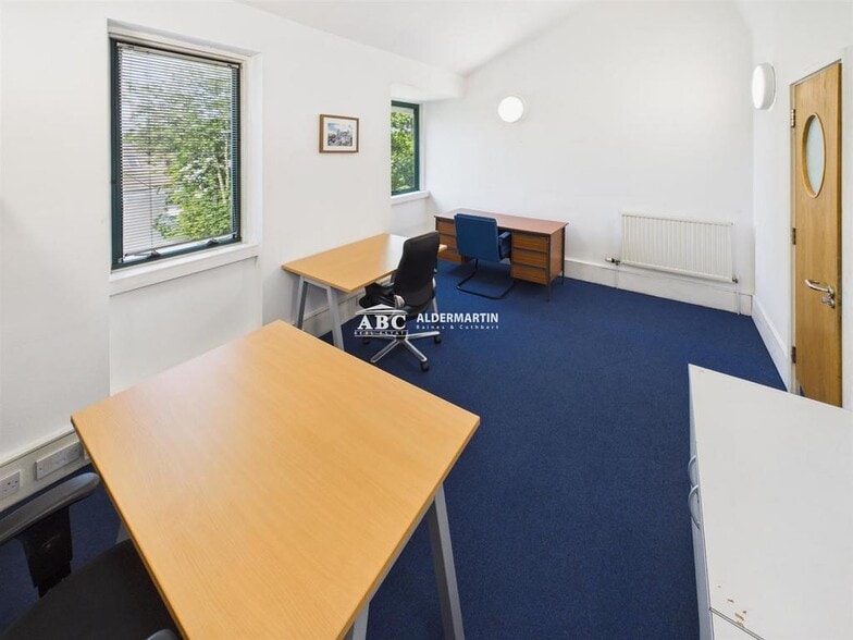 Bunns Ln, London to rent - Building Photo - Image 2 of 8