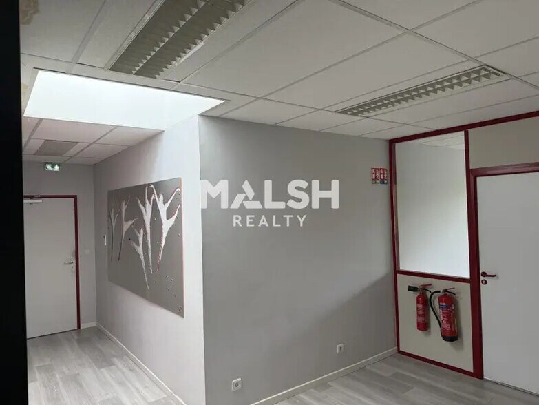 Office in Saint-Genis-Laval for sale - Interior Photo - Image 2 of 13