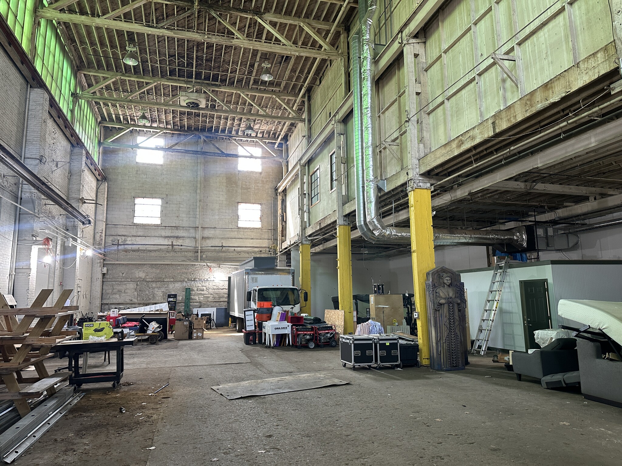 2111 Center St, Cleveland, OH to rent Interior Photo- Image 1 of 9