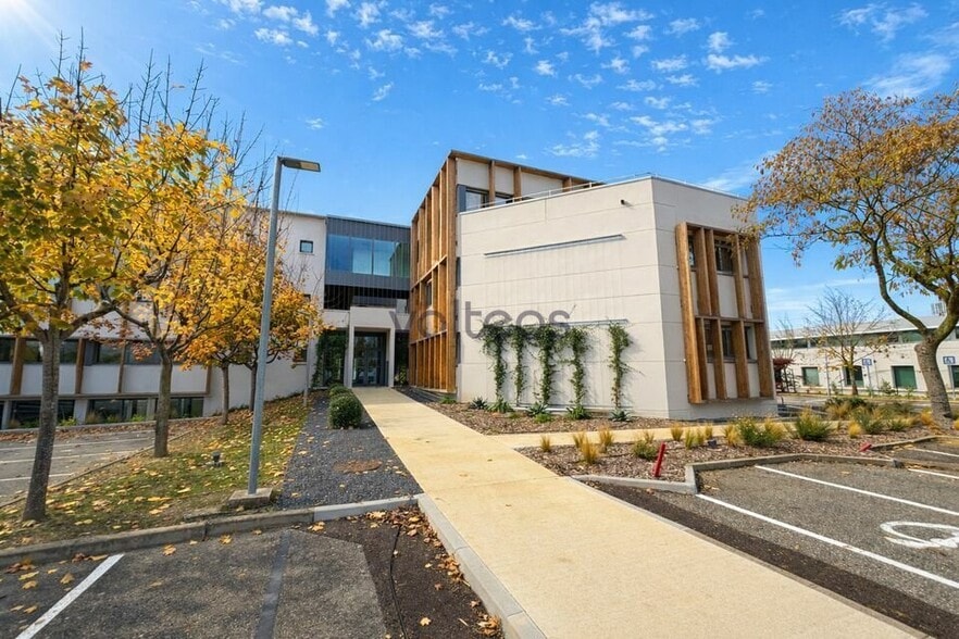 35 Avenue De L'Escadrille Normandie-Niemen, Blagnac to rent - Building Photo - Image 2 of 8