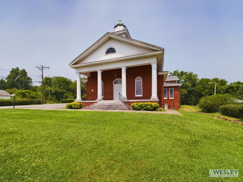 1373 Delwood Dr SW, Lenoir, NC for sale - Primary Photo - Image 1 of 24