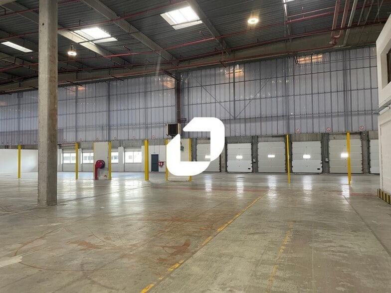 Industrial in Tremblay-en-France to rent - Building Photo - Image 3 of 7