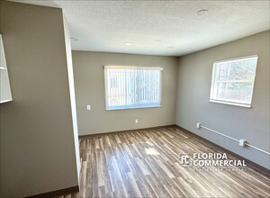 800 SE Ocean Blvd, Stuart, FL for rent Interior Photo- Image 1 of 8