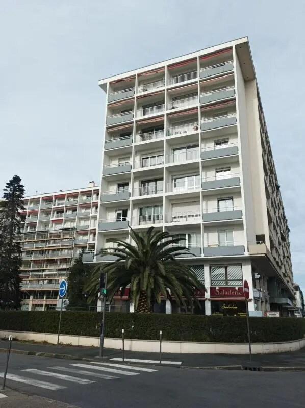 Retail in Bayonne to rent Building Photo- Image 1 of 9