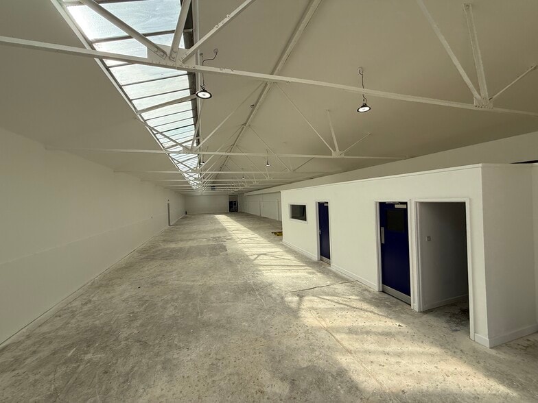 Porters Wood, St Albans to rent - Building Photo - Image 2 of 11