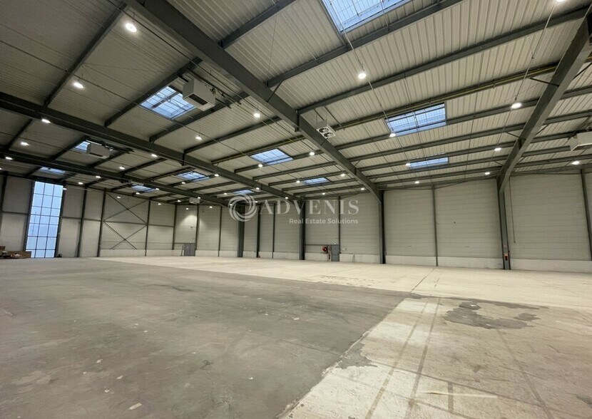 Light Industrial in Le Mesnil Amelot to rent - Interior Photo - Image 2 of 12