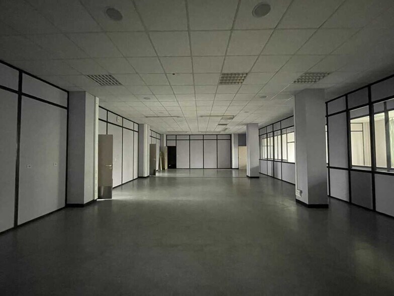 Light Industrial in Pantin to rent - Interior Photo - Image 2 of 7