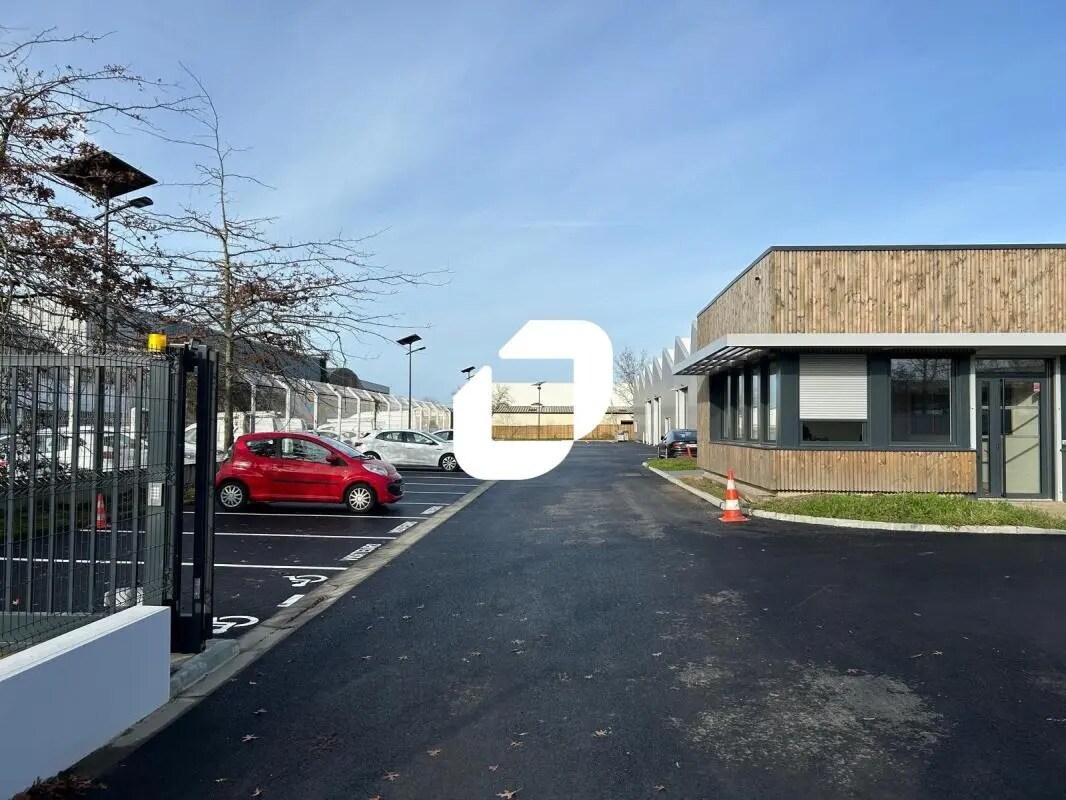 Light Industrial in Carquefou to rent Building Photo- Image 1 of 13