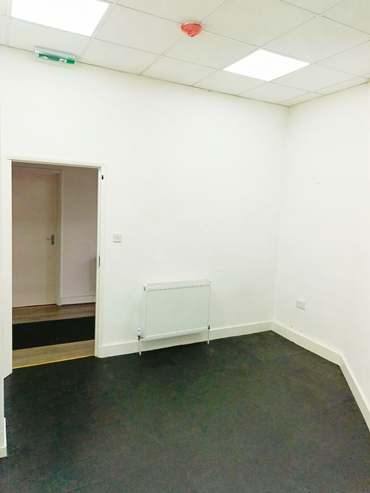 140-146 Dock Rd, Tilbury to rent Interior Photo- Image 1 of 3