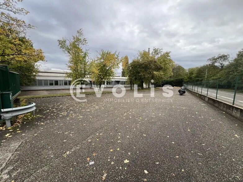9 Rue Du Dauphiné, Saint-Priest to rent - Building Photo - Image 2 of 33