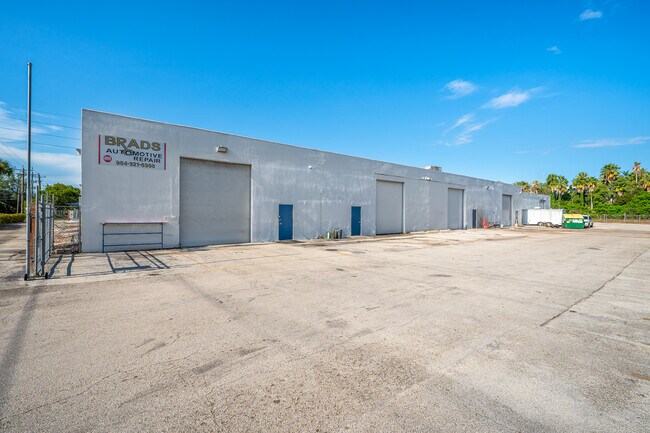 More details for 2968 Ravenswood Rd, Fort Lauderdale, FL - Industrial to Rent