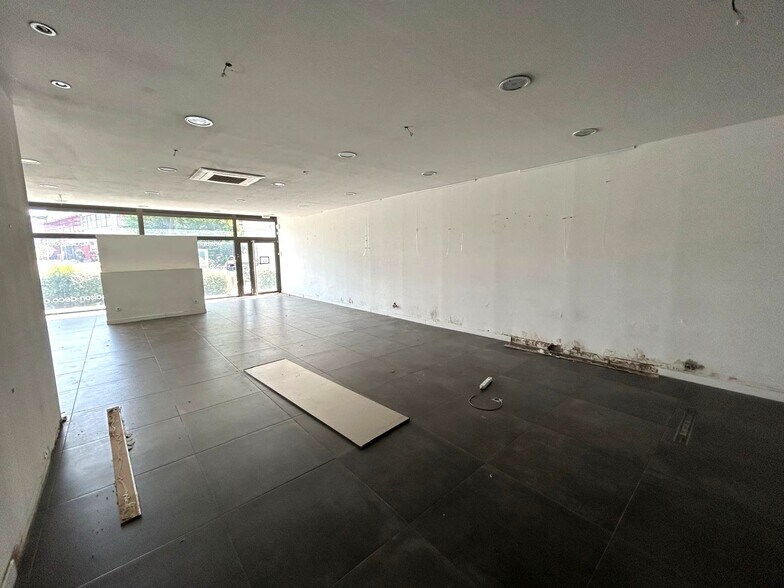 Retail in Marseille to rent - Interior Photo - Image 3 of 4