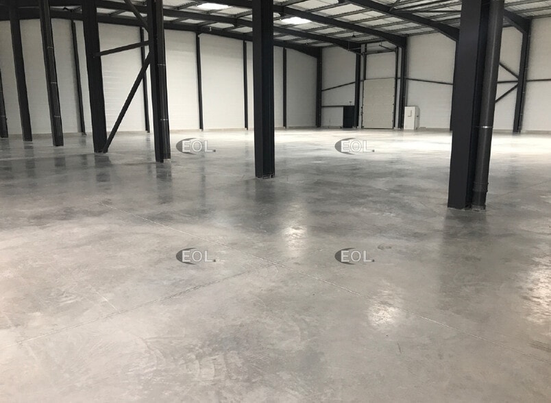 Light Industrial in Signes to rent - Interior Photo - Image 1 of 2