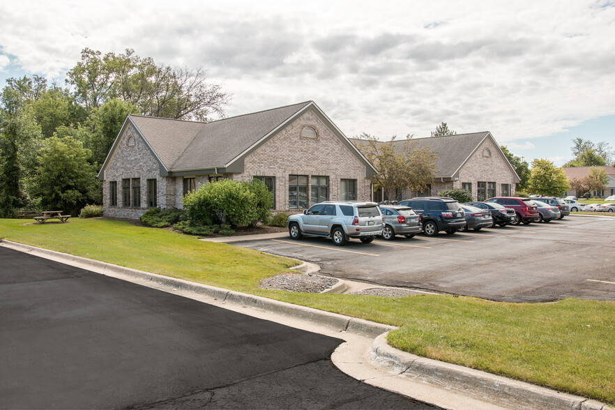 2410 Woodlake Dr, Okemos, MI for rent - Building Photo - Image 1 of 2