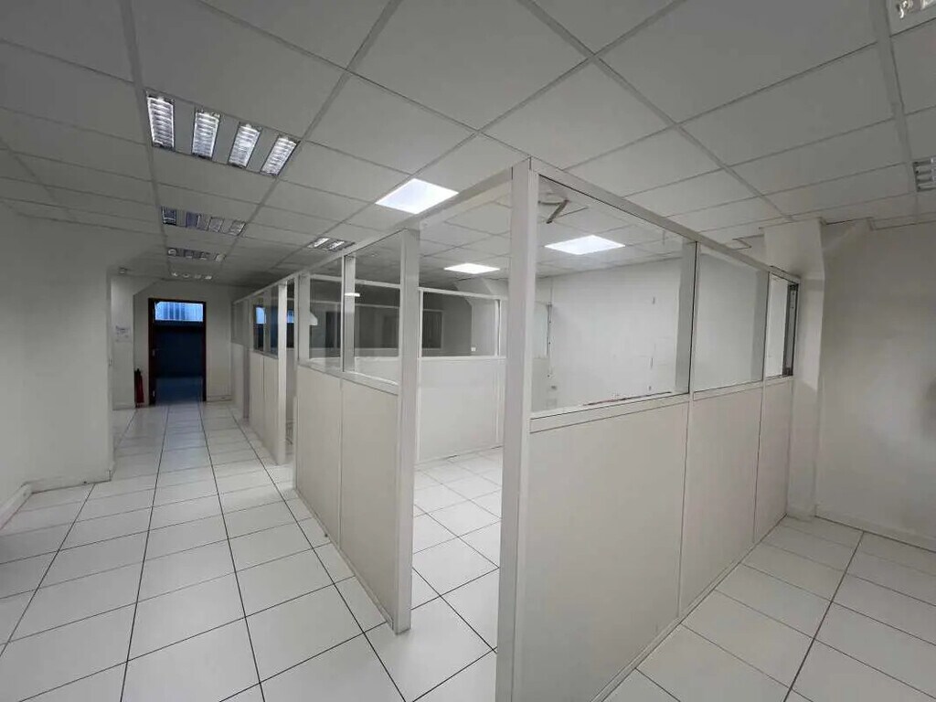 Location Bureaux 180 m² - Photo 1