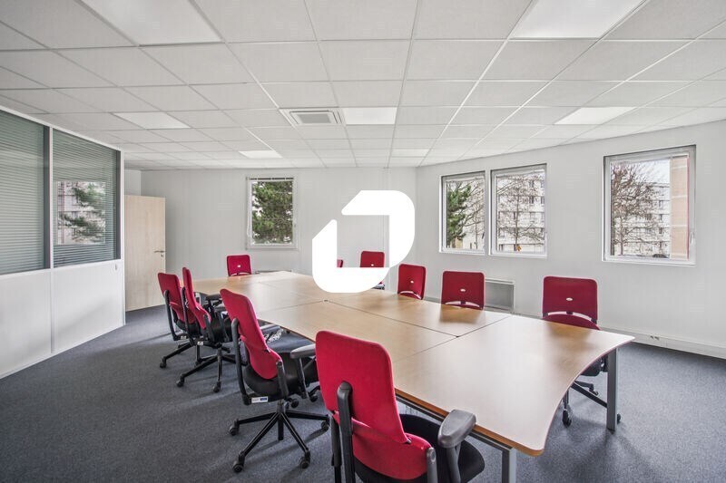 Office in Nanterre to rent - Interior Photo - Image 2 of 13