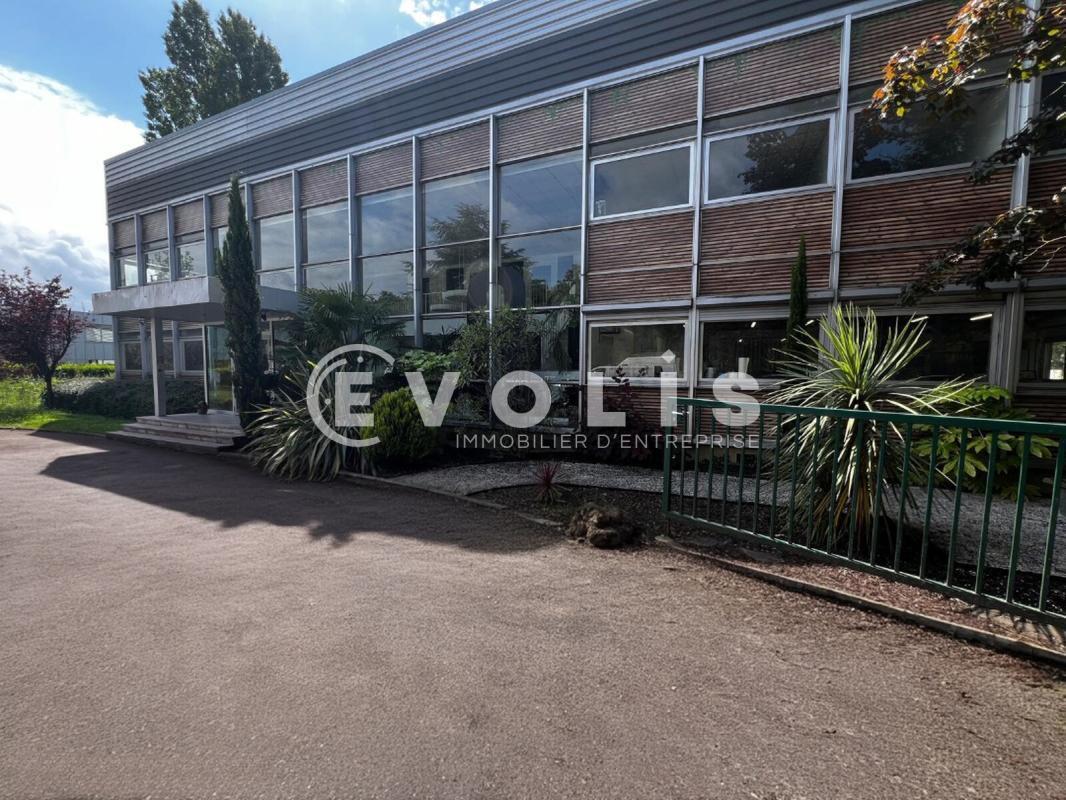 Light Industrial in Chilly-Mazarin for sale Building Photo- Image 1 of 29