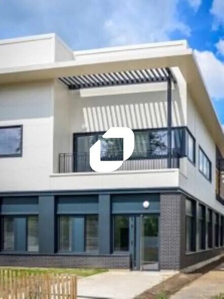 11-15 Rue Des Chevries, Aubergenville for sale - Building Photo - Image 2 of 10