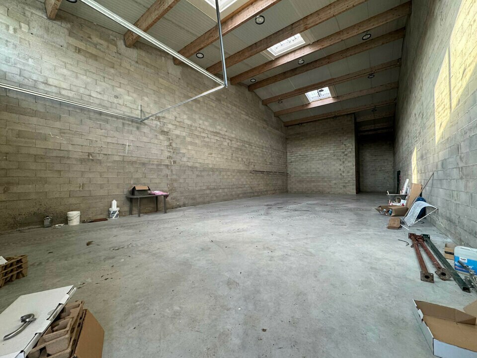 Light Industrial in Persan to rent Interior Photo- Image 1 of 2