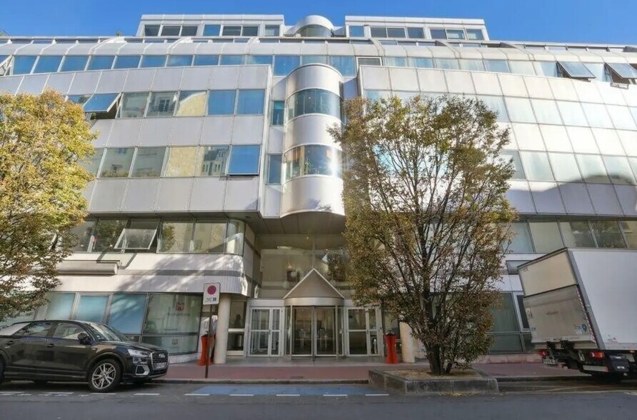 Office in Levallois-Perret to rent - Building Photo - Image 2 of 9