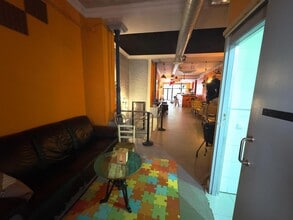 Retail in Barcelona, Barcelona to rent Interior Photo- Image 1 of 21