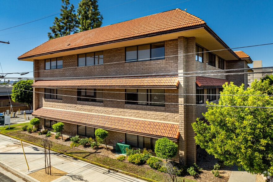 18411 Clark St, Tarzana, CA to rent - Building Photo - Image 2 of 6