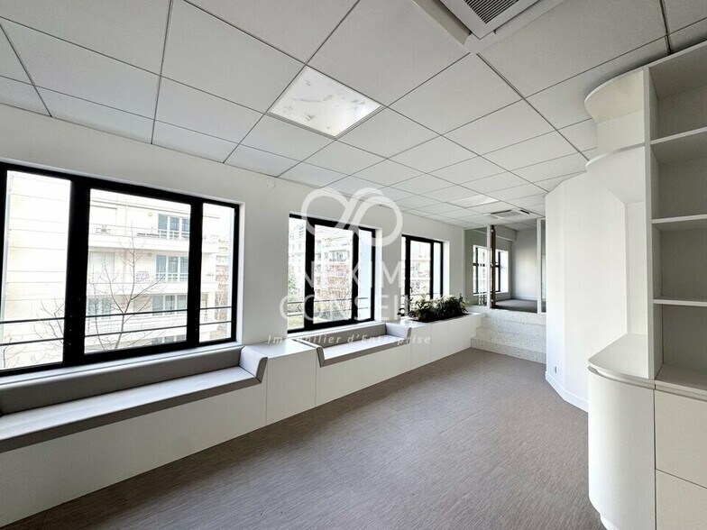 Office in Courbevoie to rent - Building Photo - Image 2 of 12